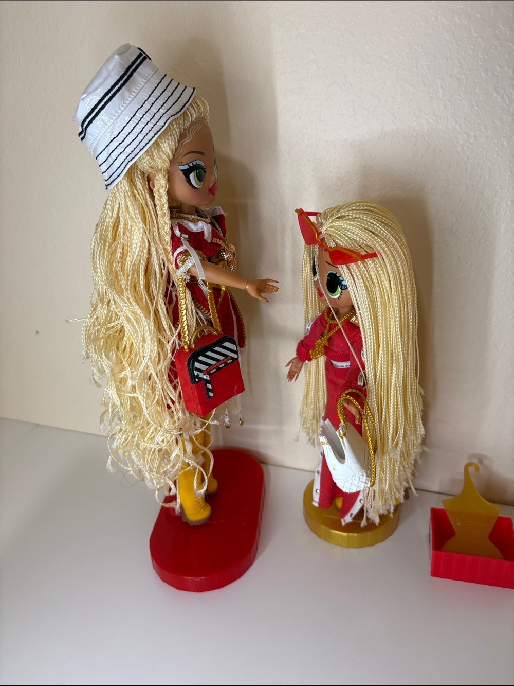Set of. 2 L.O.L. SWAG Surprise Fierce Fashions Dolls in Red and Gold Outfits - Picture 7 of 14